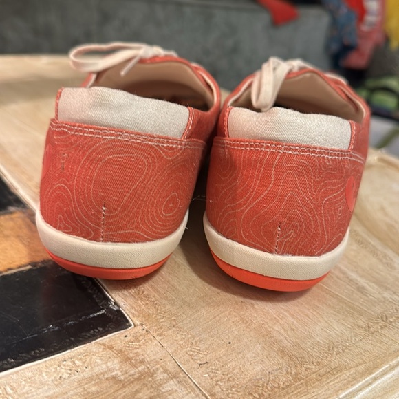 Uin shoes coral color size 9 - Picture 3 of 7